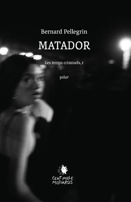 Couverture en noir et blanc du livre Matador : un fond noir dans la nuit et une jeune femme un peu floue de dos qui se retroune