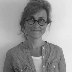 Photo noir et blanc de l'auteur et professeur de yoga Emmanuelle Chedid-Advenier