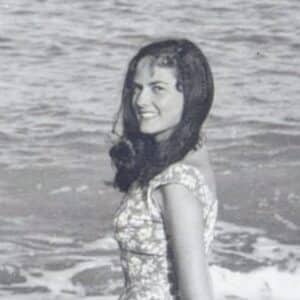 photo d'une jeune fille en noir et blanc dans les années 50