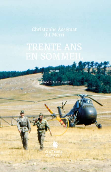 Couverture du livre Trente ans en sommeil : deux militaires avancent sur une plaine aride avec un hélicoptère en arrière plan