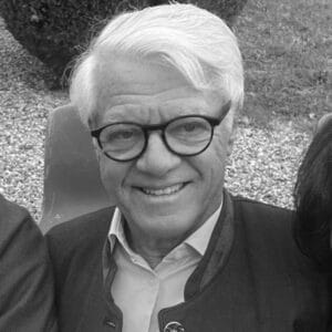 Photo portrait noir et blanc d'un homme d'environ 70 ans